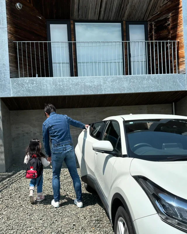 超愛自駕旅行的機動性和自由感🚗

上次我跟K兩人來北海道也是自駕，
這次帶上酪梨當然也要租台車趴趴走！

這不是我們第一次帶她出國自駕遊，
上次去加拿大在溫哥華我們也是自己開車玩，
覺得「自駕旅行」的好處就是隨時隨地想去哪就去哪，
行李和採買的東西通通丟車上，
不用提著拖著移動，輕鬆自在不少。

加上有孩子同行，自己開車真的是很棒的選擇！
她不用走太多路也就不會討抱，
沿途可以欣賞窗外的風景、聽音樂、聊天，
累了也可以利用車程時間補眠，
抵達目的地，張開眼睛下車就又有精神玩了😚

#酪梨是百分百標準的上車睡覺下車尿尿 
所以帶她出門要長距離移動，開車最適合了！！！
/
/
我們這次北海道的租車是：函館取車，新千歲還車
所以要找可以「甲地租乙地還」的公司，
Kevin是租Toyota Rent a Car，
我覺得服務和車子都不錯，
各大機場、車站也都有店舖，很方便！

#Melody北海道親子自駕行2024
#說好要一起玩遍整個地球
#北海道 #北海道旅遊 #北海道租車 
#toyota #toyotarentacar