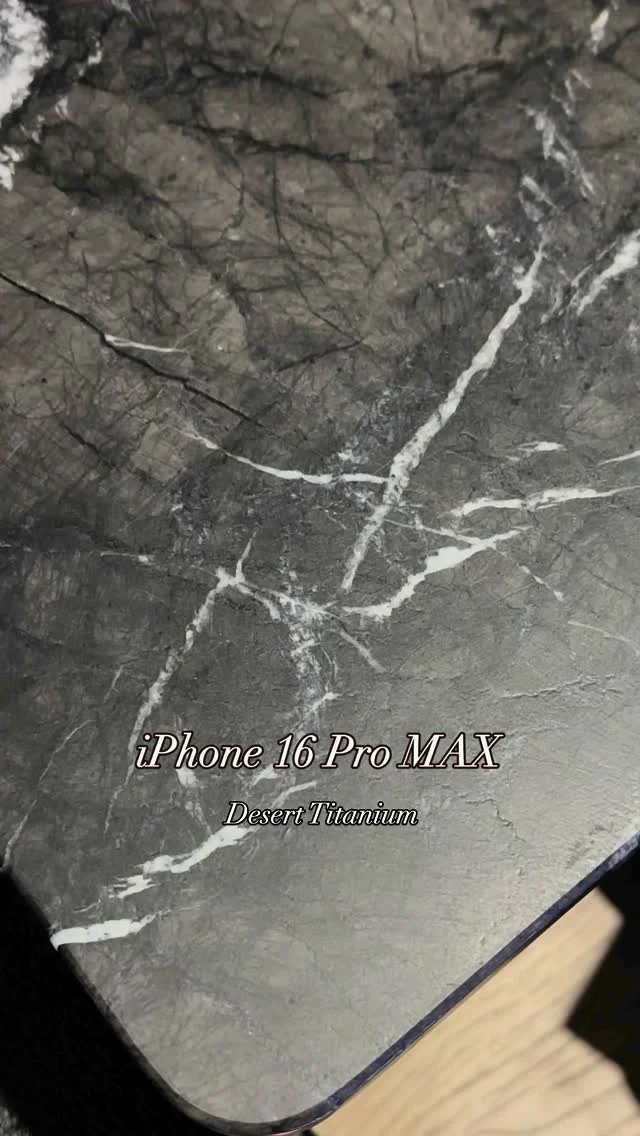 📱iPhone 16 Pro Max Desert Titanium

新手機都啟用一個半月了，才想要發它的開箱😸
因為iPhone 16 Pro Max 實在是讓人太太太太滿意了！！！！

其實每年九月蘋果手機在新品發表會時，我都有看！
看完後就會開始陷入要不要換新機的猶豫期～～

因為新的iPhone在功能上一定有更厲害的升級，
當然～自己用不用得到又是另一回事，
但在面臨手上的手機還是很好用的狀態下，
就會很猶豫：到底要不要換新機呢？🤔

尤其以前換手機都會很怕資料轉移不成功，
但實際上這幾年下來，我自己是沒有遇到這問題，
都是晚上放著讓它兩支手機對轉（iPhone轉iPhone📲），
幾乎都百分百轉移了！沒有什麼重大的遺失！
#只是applepay要重新綁定小小麻煩

這次我是從iPhone 14 Pro Max換到16，
跳過15了，因為我其實也沒有每年一定會換新！
以前都是拿基數號iPhone 5、7、9、11….
拿13的那一年，某一天我不小心滑倒摔裂銀幕😅
所以當下就直接換14，接著就是現在的這支16。

必須說，
這幾年來深深有感iPhone Pro的拍照功能很強👍
強到以前很愛帶單眼相機出門的我，
漸漸開始懶得帶重重的相機，
改成用手機照相紀錄生活為主。

iPhone的錄影模式也在最近這幾代明顯變超強大！
尤其是拍快速移動的小孩，影片畫面依然可以很平穩、清晰，
讓我最近慢慢愛上用手機拍影片紀錄了！！！

#iphone #iphonepromax #iphone16 #iphone16promax